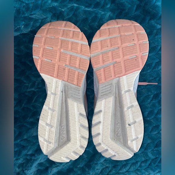 Brooks women’s size 11 running shoe - Picture 4 of 8